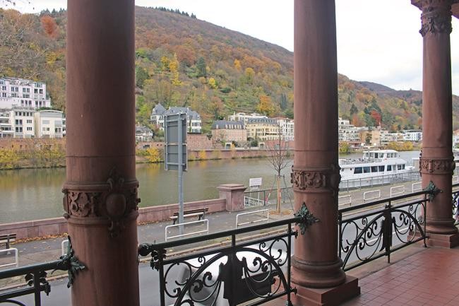 Säulengang der Stadthalle mit Blick auf den Neckar (Foto: Stadt Heidelberg)