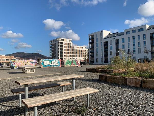 Die Pfaffengrunder Terrasse – gelegen zwischen Gadamerplatz und Promenade – soll in diesem Jahr entsprechend dem Wettbewerbsergebnis angelegt werden. Dabei werden auch 125 Bäume gepflanzt. Zur Zwischennutzung geöffnet wurde die Fläche im April 2016. Seitdem gibt es dort Bäume in Kübeln, Sitzgruppen, eine Tischtennisplatte und Graffitiwände. (Foto: Stadt Heidelberg)