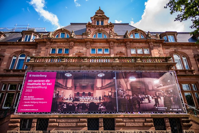 Banner an der Stadthalle Heidelberg (Foto: Dittmer)