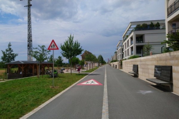 Verkehrszeichen und Piktogrammen an der Bahnstadt-Promenade