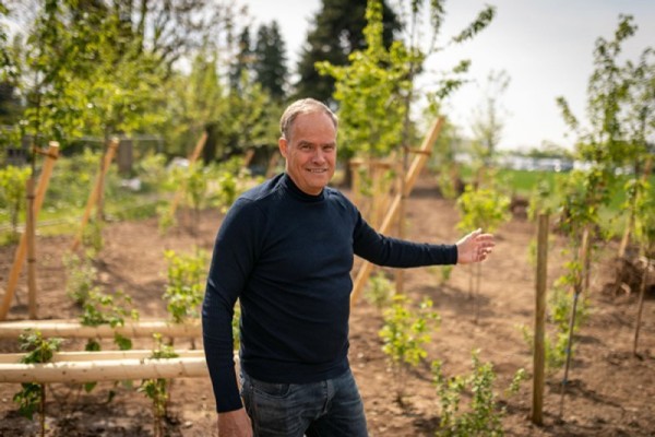 Foto von OB beim neuen Klimawäldchen