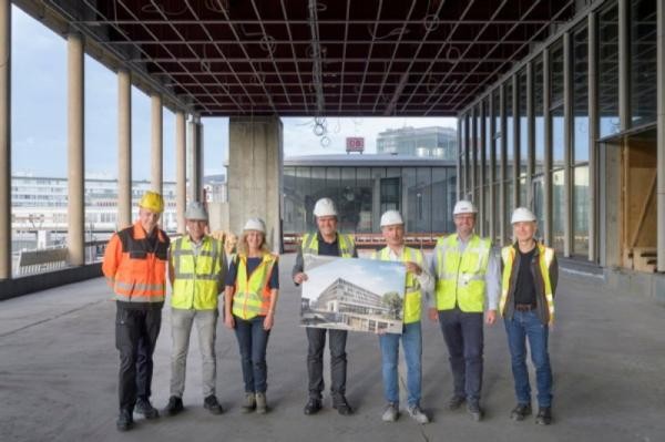 Gruppenbild mit dem Oberbürgermeister im Säuleneingang des Europaplatzes