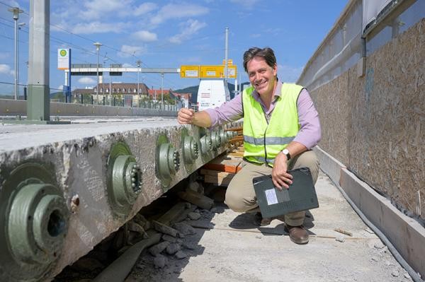 Die Montpellierbrücke wird modernisiert: Erster Bürgermeister Jürgen Odszuck besucht bei seiner Baustellentour die Baustelle. Dort sind die Spannglieder der Brücke momentan freigelegt. (Foto: Philipp Rothe) Erster Bürgermeister Jürgen Odszuck auf der Montpellierbrücke