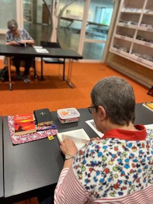 Frau im Vordergrund bastelt 