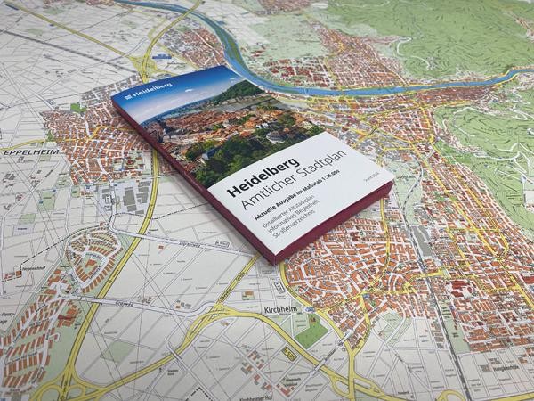Der neue amtliche Stadtplan Heidelbergs ist ab sofort in allen Bürgerämtern, an den Touristeninformationen, beim Vermessungsamt und vielen Buchhandlungen erhältlich. (Foto: Stadt Heidelberg) Man sieht einen Stadtplan