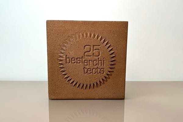 Eine viereckige Gewinnerplakette mit der Aufschrift "best architects 25" 