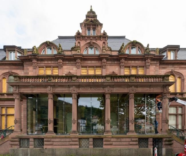 Der historische Säulengang hin zum Neckar mit neuen verglaster Front.