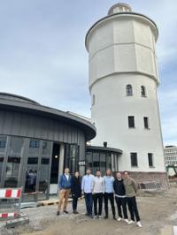 Investor Lukas Rupp (mittig) und sein Bruder und Projektleiter Hendrik Rupp (3. von rechts) mit den Betreibern des Restaurants "Lilo" und dem Architekten Kevin Sättele (links). (Foto: Stadt Heidelberg)