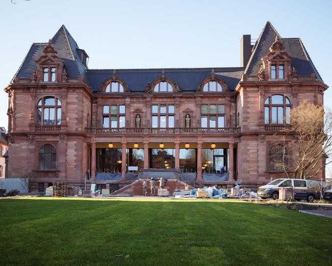 Ebenso wie die Sanierung des Konzerthauses Stadthalle im Inneren ist auch die Neugestaltung des Montpellierplatzes an der Ostseite nahezu abgeschlossen. Zuletzt wurden unter anderem der Rasen angelegt sowie Stauden- und Gehölzpflanzungen vorgenommen. Der Platz bietet als attraktive Aufenthaltsfläche künftig noch mehr Grün und Sitzgelegenheiten. (Foto: Nicolaus Niebylski) Blick auf das Konzerthaus Stadthalle Heidelberg