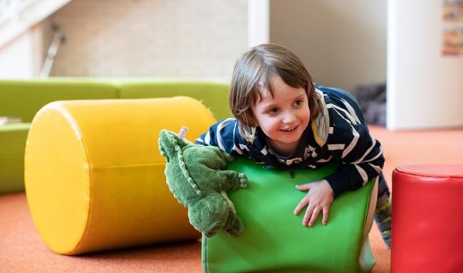 Kind spielt in der Kinderbücher (Foto: Kempf)