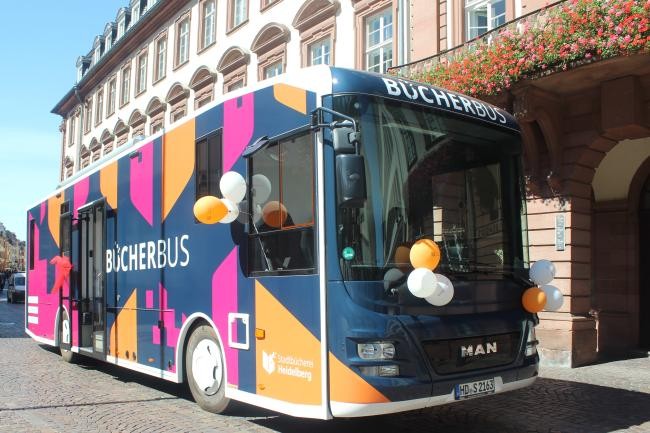 Der Bücherbus parkt vor der Stadtbücherei (Foto: Kempf)