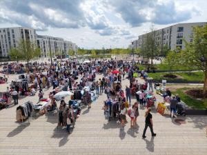 Flohmarkt auf dem Gadamerplatz. Foto: Andi Brunner und Thorsten Hupperts