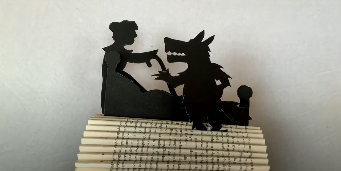 Handpuppen-Fledermaus im Gespr&auml;ch mit den Mitarbeiterinnen des Sekretariats