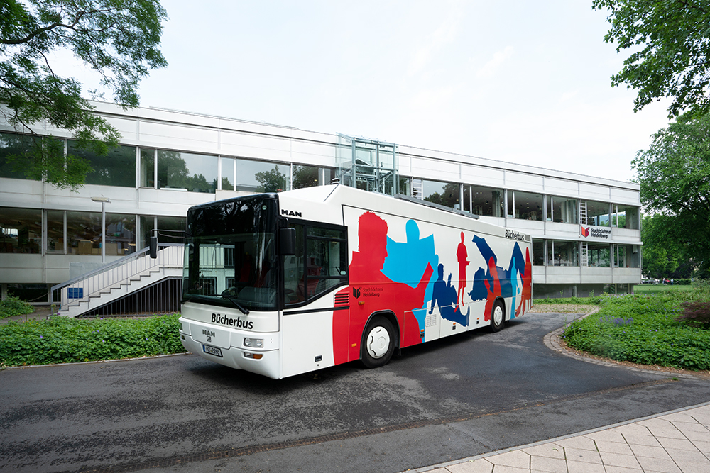 Bücherbus vor der Stadtbücherei (Foto: Kempf)