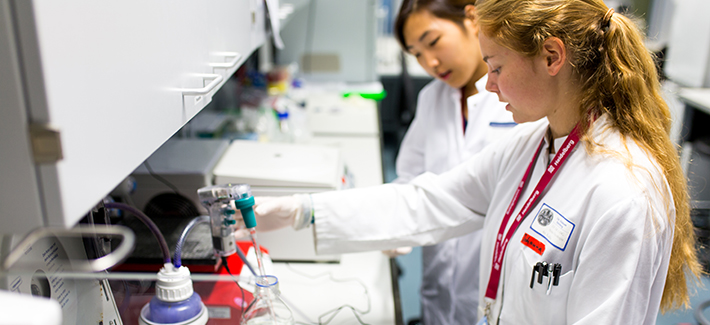 Wissenschaftlerinnen bei ihrer Forschung (Foto: Dittmer)