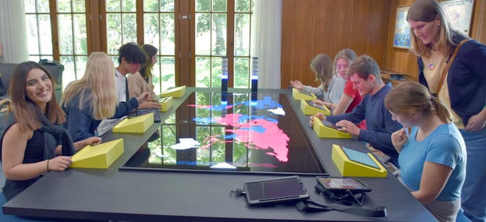 Schüler*innen am Spieltisch der Dauerausstellung (Foto: MTC) Schüler*innen am Spieltisch in der Dauerausstellung (Foto: MTC)