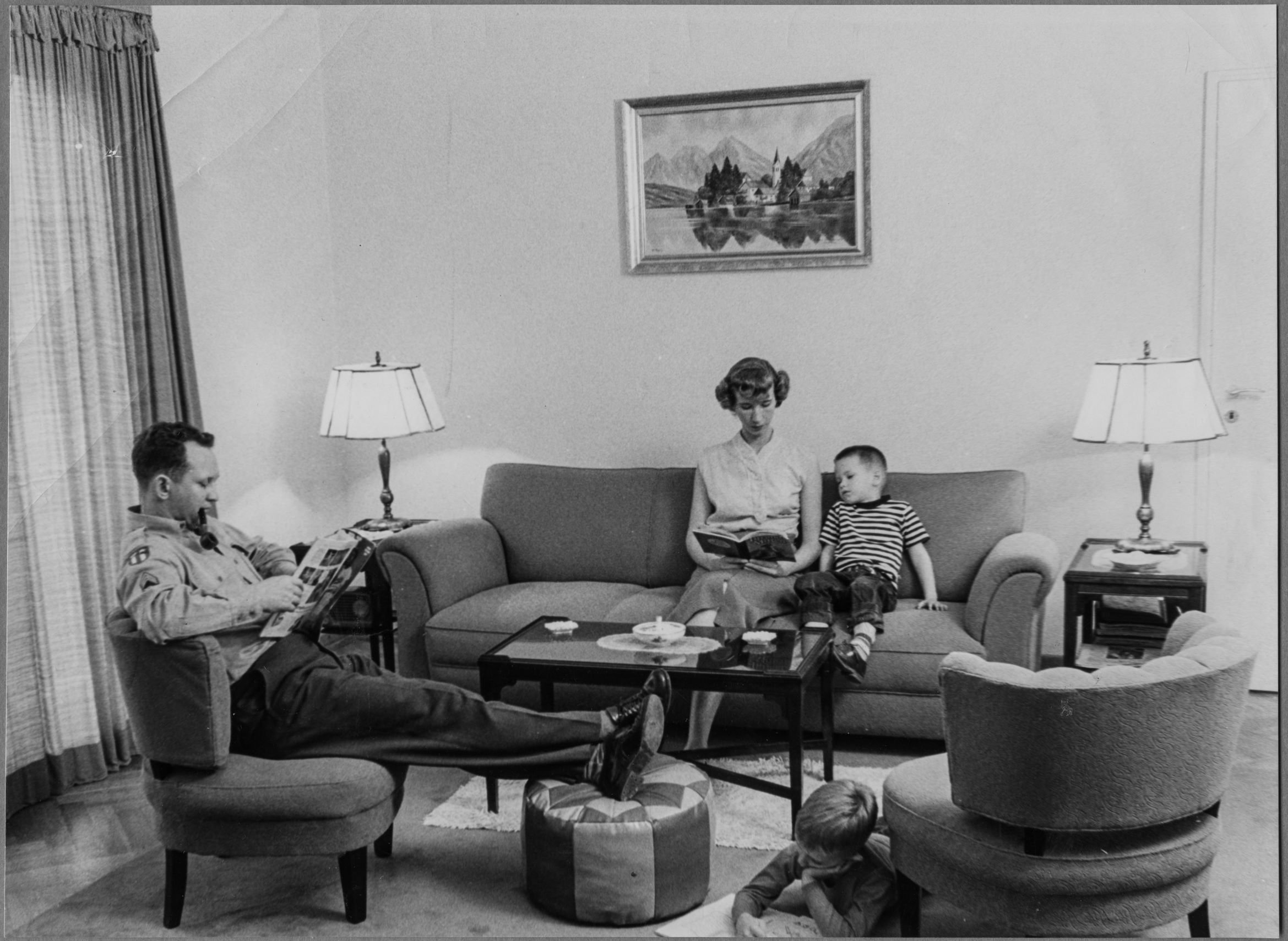 Mrs. Smith und Familie im Wohnzimmer des Neubaus in der PHV (Quelle: Stadtarchiv Heidelegr)