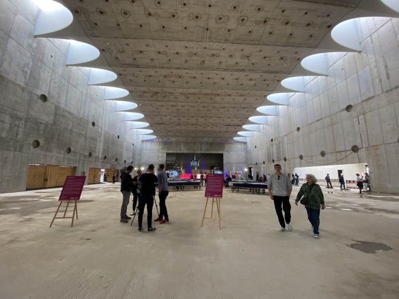 Menschen im großen Saal des Konferenzzentrums Heidelberg.