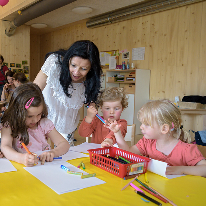 Kinder beim Malen in ihrer neuen Kita (Foto: Rothe)