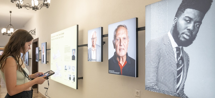Besucherin mit Tablet in der "Hall of Fame" (Foto: Christian Buck) Besucherin mit Tablet in der "Hall of Fame" der Dauerausstellung (Foto: Christian Buck )