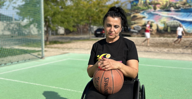 Rollstuhlfahrerin spielt Basketball am Zollhofgarten (Foto: Stadt Heidelberg)