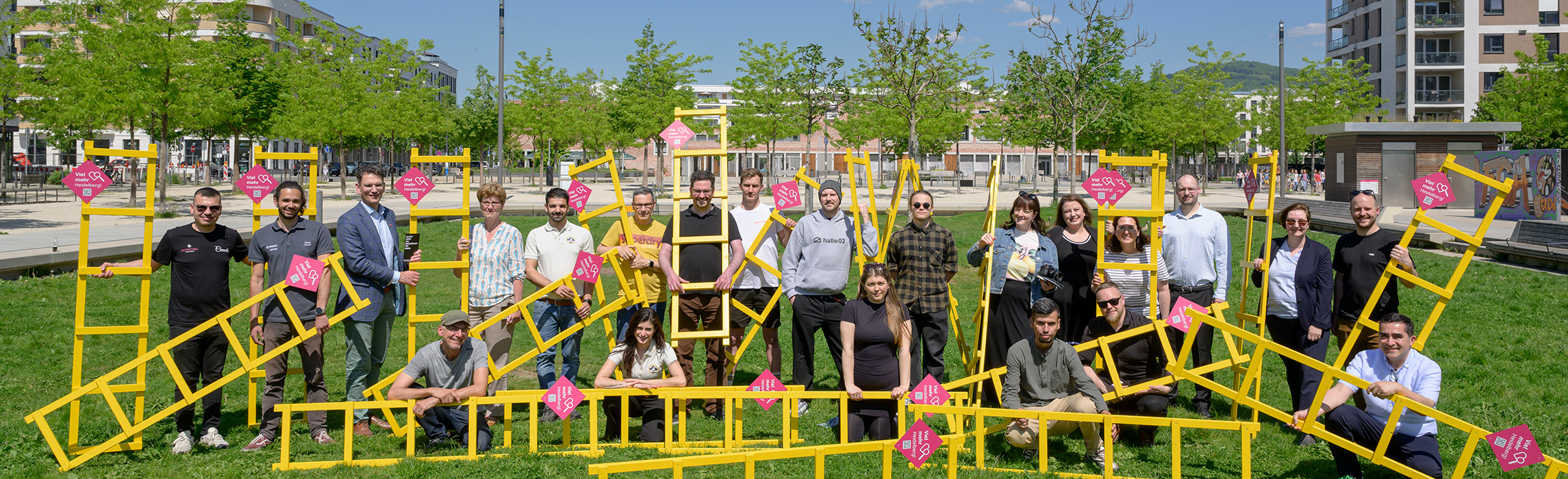 Aktion Gelbe Leitern in der Bahnstadt (Foto:Philipp Rothe) Lokale Unternehmen, die bei der Aktion mitmachen, auf einem Gruppenbild mit den gelben Leitern