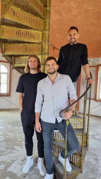 Foto von drei Männern im Inneren des Wasserturms 