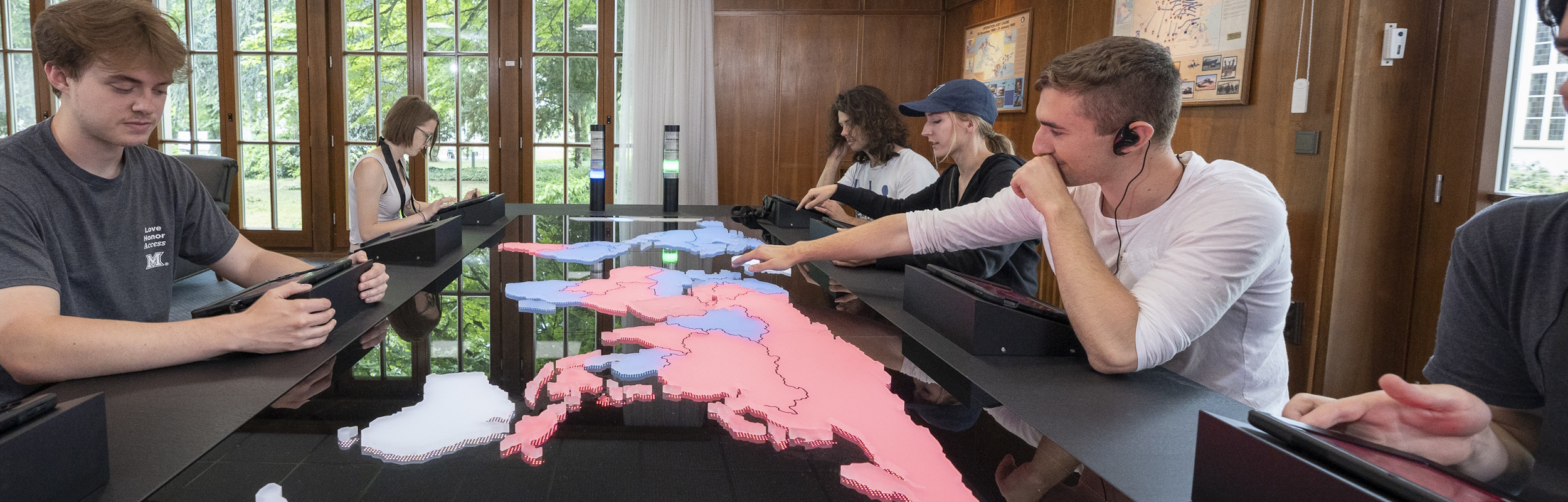 Playing the strategy game (Photo: City of Heidelberg) Playing the strategy game (Photo: City of Heidelberg)