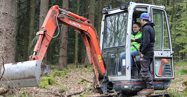 Mädchen fahren mit einem Bagger (Foto: Stadt Heidelberg)