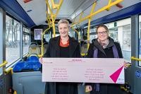 Am 21. März, dem UNESCO Welttag der Poesie, lesen Heidelberger Schriftstellerinnen und Schriftsteller in einem Sonderzug der rnv. Das Foto zeigt (v.l.) Dr. Andrea Edel, Projektleiterin der UNESCO City of Literature Heidelberg, mit der Autorin Ingeborg von Zadow. (Foto: Rothe) Am 21. März, dem UNESCO Welttag der Poesie, lesen Heidelberger Schriftstellerinnen und Schriftsteller in einem Sonderzug der rnv. Das Foto zeigt (v.l.) Dr. Andrea Edel, Projektleiterin der UNESCO City of Literature Heidelberg, mit der Autorin Ingeborg von Zadow. (Foto: Rothe)