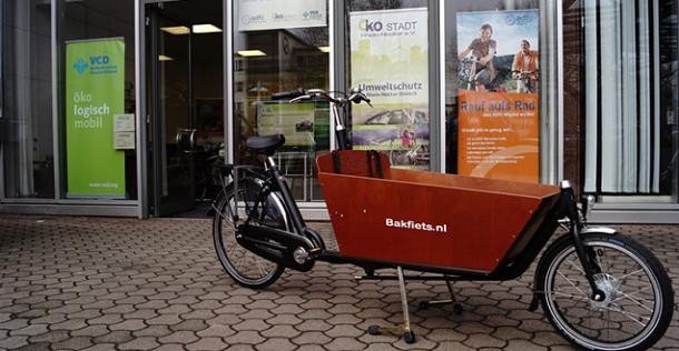 Das Lasten-fahrrad hat vor dem Lenker eine große Box, mit der man schwere Dinge transportieren kann (Foto: Zentrum für umweltbewusste Mobilität)