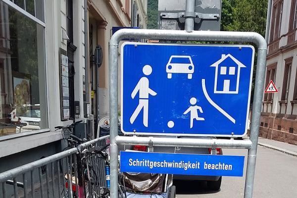 Sauberes Verkehrszeichen für den verkehrsberuhigten Bereich (Foto: Stadt Heidelberg)