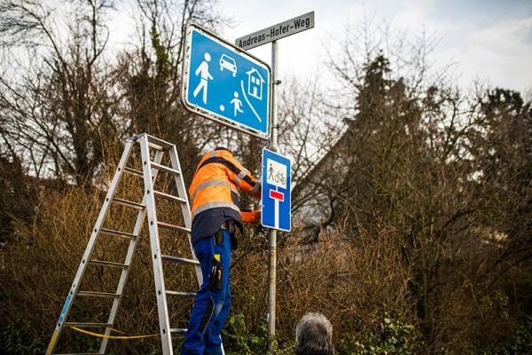 Das Verkehrsschild für den verkehrsberuhigten Bereich wird montiert (Foto: Dittmer))