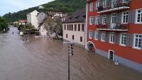 Das Hoch-wasser überschwemmt die Straßen in der Altstadt (Foto: AZV)