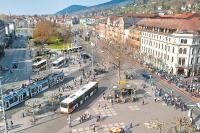 Luftbild vom Bismarckplatz mit Bussen und Bahnen und Menschen (Foto: Rothe)