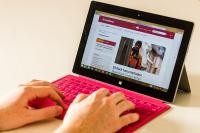 Ein Tablet mit pinker Tastatur und Hände die etwas eintippen (Foto: Stadt Heidelberg/ Pellner)