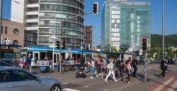 Alle Fußgänger müssen an der Haltestelle vom oder zum Hauptbahnhof gehend die Fahrbahn queren. (Foto: Dittmer) 