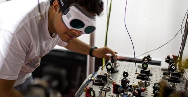 Wissenschaft in Heidelberg (Foto: Dittmer) Mann mit Schutzbrille