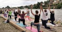 Menschen machen Yoga-Übungen an einem künstlichen Sandstrand am Neckar. (Foto: Arndt)