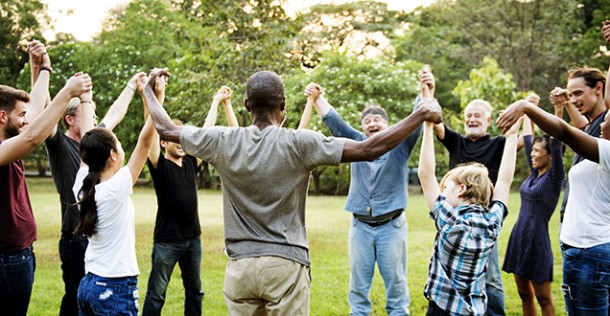 Menschen stehen im Kreis und halten sich an den Händen (Foto: Shutterstock_615941756_Rawpixel.com)