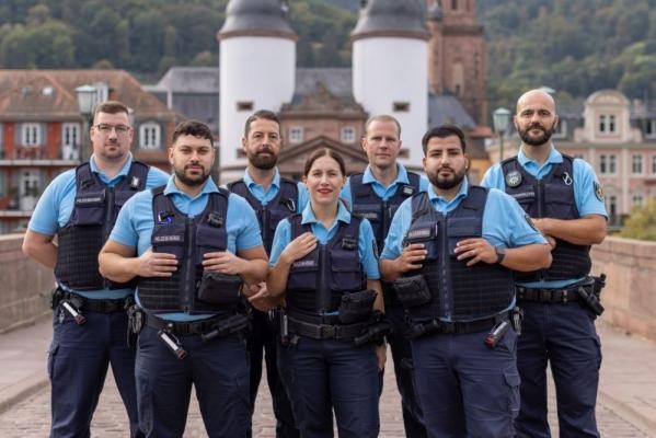 Die Einsatzkräfte des Kommunalen Ordnungsdienstes auf der Alten Brücke