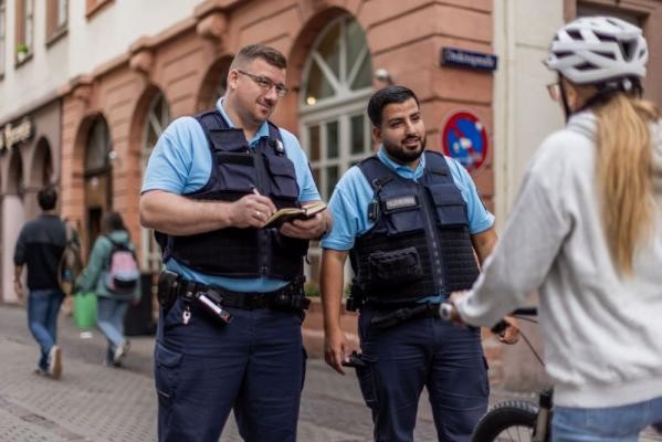 Die Einsatzkräfte des Kommunalen Ordnungsdienstes in der Altstadt 