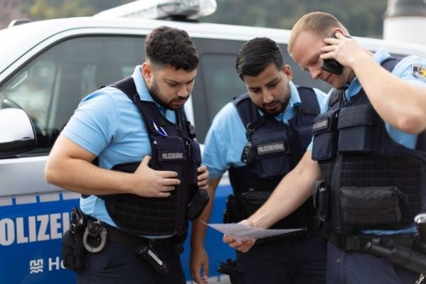 Die Einsatzkräfte des Kommunalen Ordnungsdienstes auf der Alten Brücke