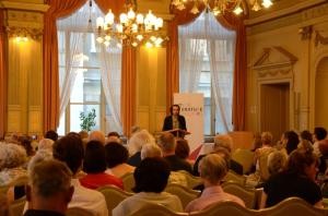 Preisträger Philipp Stadelmaier während der Preisverleihung im vollen Spiegelsaal des Palais Prinz Carl. (Foto: Eichholtz)