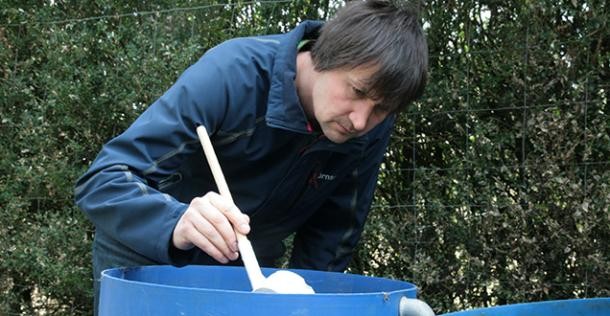 Überprüfung von Regentonnen auf Larven der Tigermücke (Foto: Pluskota)