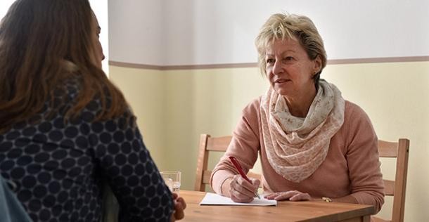 Zwei Frauen unterhalten sich (Foto: Peter Dorn)