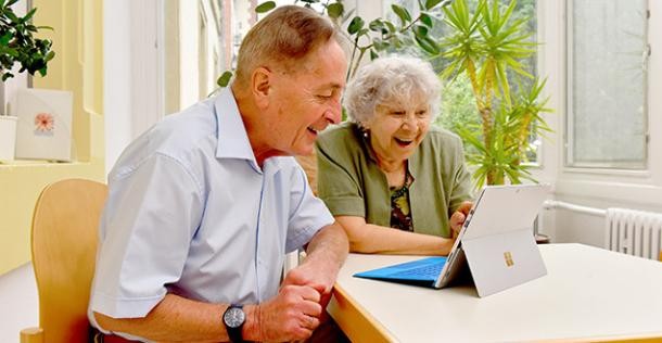 Zwei ältere Menschen haben Spaß mit einem Computer (Foto: Peter Dorn)