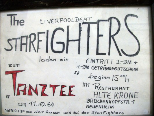 Erstes, noch handgeschriebenes Plakat: „Liverpoolbeat zum Tanztee“ (Foto: Sammlung Straub)