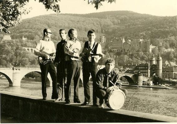 The Night Birds im strahlenden Sonnenschein vor der Kulisse des Heidelberger Schlosses (Foto: Sammlung Straub)