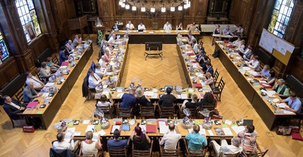 Menschen sitzen an einem Kreis aus Tischen (Foto: Philipp Rothe)